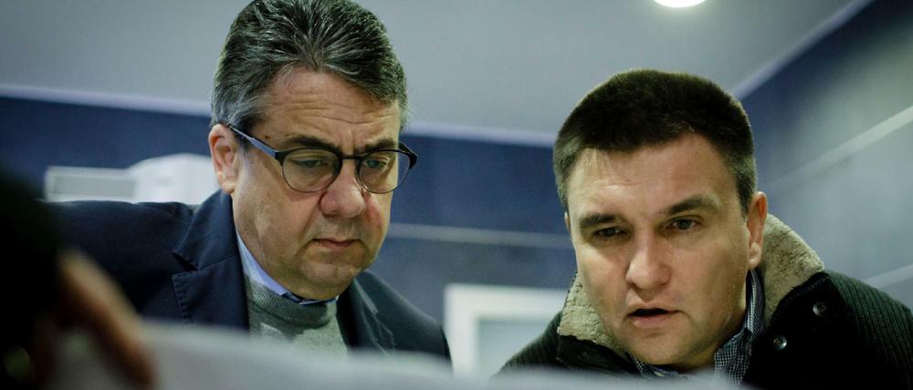 Landkarte des Krieges: Der ukrainische Außenminister Pawlo Klimkin (rechts) zeigt seinem deutschen Amtskollegen Sigmar Gabriel eine Karte der Ostukraine.
