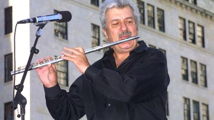 Nach den Sternen greifen. Der verstorbene Musiker Ray Thomas an der Querflöte.
