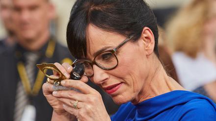 Heide Rezepa-Zabel schaut bei Schmuck genau hin.