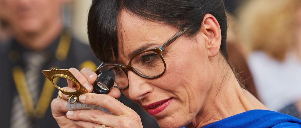 Heide Rezepa-Zabel schaut bei Schmuck genau hin.