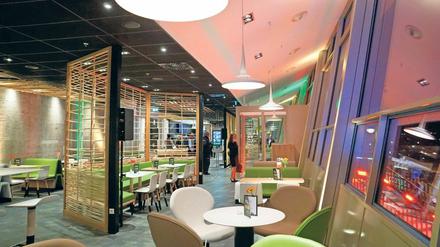 McDonald's in den Terrassen am Zoo im Berliner Bahnhof Zoo. 