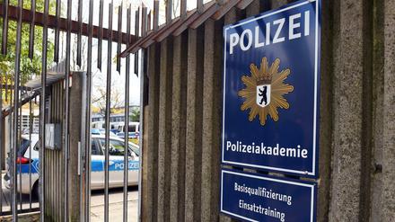 Ein Polizeiwagen fährt in die Berliner Polizeiakademie.