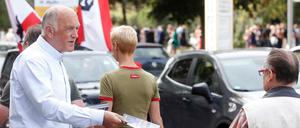 Hans-Joachim Berg beim Straßenwahlkampf zur Abgeordnetenhauswahl 2016 im Bezirk Steglitz-Zehlendorf.