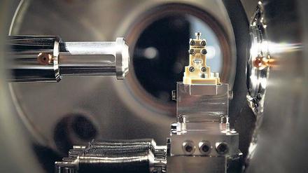 Mit dem Strahl einer Laserkanone (links) werden die Elektronen eines Kristalls beschleunigt. 