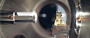 Mit dem Strahl einer Laserkanone (links) werden die Elektronen eines Kristalls beschleunigt. 