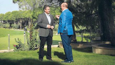 Der deutsche Außenminister Sigmar Gabriel (SPD) traf sich Anfang November informell mit seinem türkischen Amtskollegen Mevlüt Cavusoglu in Antalya. 