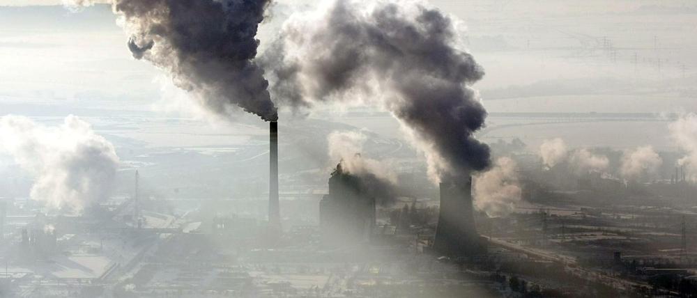 Kohlekraftwerk Schkopau und Chemiekonzern Dow Chemical bei Halle, Sachsen-Anhalt.