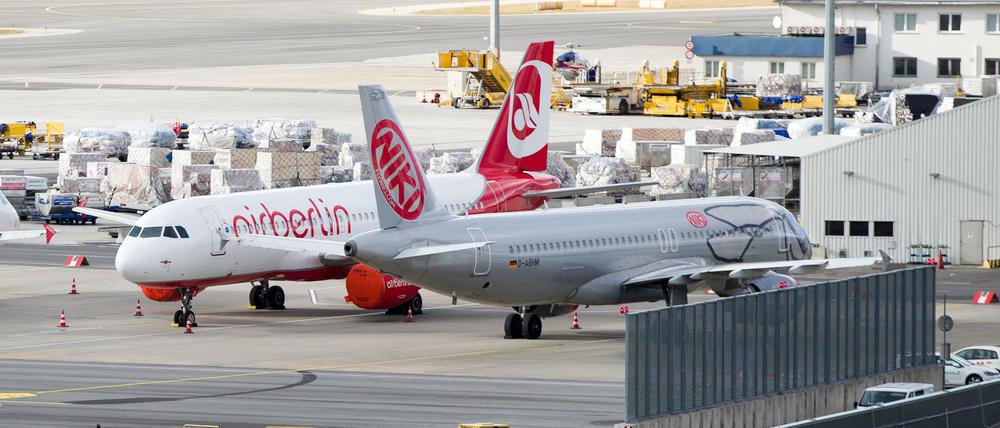 Flugzeuge der insolventen Fluglinie Niki stehen auf dem Flughafen Schwechat bei Wien. 