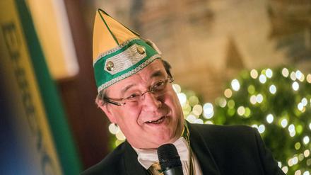 Der nordrhein-westfälische Ministerpräsident Armin Laschet (CDU) wird am Dienstag zum Ehrensenator der Ehrengarde der Stadt Köln 1902 ernannt.