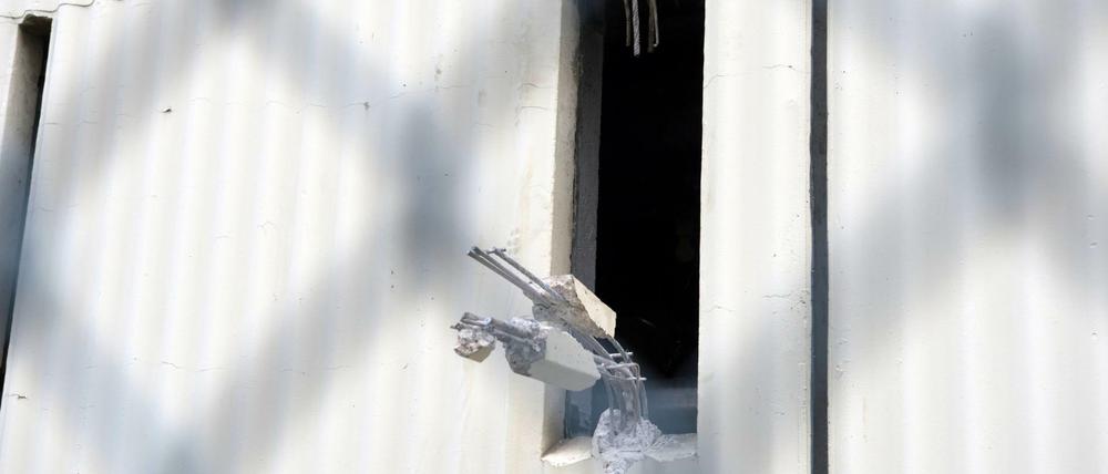 Trümmer des aufgebrochenen Lüftungsschlitzes im Werkstattgebäude der JVA Plötzensee in Berlin.