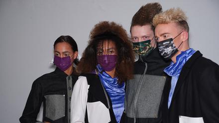 Models targen bei der Modenschau von Damur Huang Gesichtsmasken.