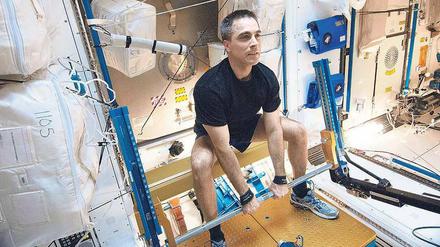 Keine Kühlung. Astronauten absolvieren auf der Raumstation ISS ein straffes Trainingsprogramm, um Muskeln und Knochen fit zu halten. Doch dabei erhöht sich die Körpertemperatur um mehrere Grad, weil die Luft in der Schwerelosigkeit kaum kühlend wirkt.