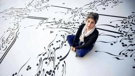 Anschreiben gegen Machtlosigkeit. Parastou Forouhar inmitten einer kalligrafischen Bodeninstallation, die sie 2014 für den Kreuzgang des Klosters San Pedro Mártir im spanischen Toledo schuf.