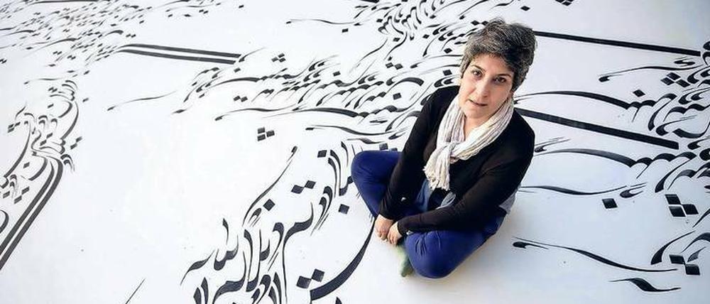 Anschreiben gegen Machtlosigkeit. Parastou Forouhar inmitten einer kalligrafischen Bodeninstallation, die sie 2014 für den Kreuzgang des Klosters San Pedro Mártir im spanischen Toledo schuf.