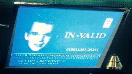 Im Film „Gattaca“ wird eine Gesellschaft skizziert, die natürlich gezeugte und daher genetisch „fehlerhafte“ Menschen („In-Valid“) gegenüber jenen benachteiligt, die im Reagenzglas entstanden und gentechnisch optimiert wurden.