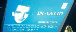 Im Film „Gattaca“ wird eine Gesellschaft skizziert, die natürlich gezeugte und daher genetisch „fehlerhafte“ Menschen („In-Valid“) gegenüber jenen benachteiligt, die im Reagenzglas entstanden und gentechnisch optimiert wurden.