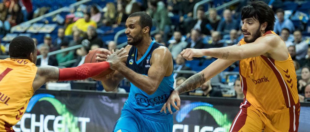 Albas Akeem Vargas (M.) versucht sich gegen Istanbuls Dwight Hardy (l) und Ege Arar (r) durchzusetzen.