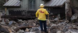 Eine Einheit der Feuerwehr steht am 10.01.2018 in Montecito, Kalifornien, USA, zwischen Geröll und Schlamm vor einem Haus. 