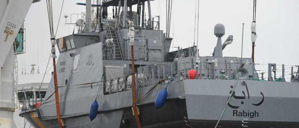 Ein Küstenschutzboot für Saudi-Arabien wird im Hafen von Mukran bei Sassnitz verladen. 
