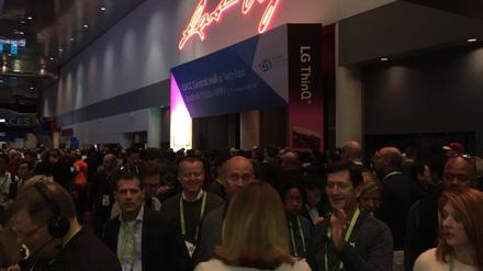 Technik-Messe CES am Mittwoch in Las Vegas: Messebesucher stehen im Dunkel, weil in der Haupthalle der Strom ausgefallen ist.