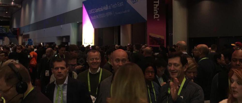 Technik-Messe CES am Mittwoch in Las Vegas: Messebesucher stehen im Dunkel, weil in der Haupthalle der Strom ausgefallen ist.