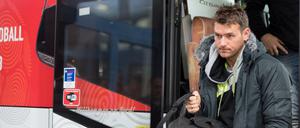 Raus aus dem Bus, rein ins Turnier. DHB-Trainer Christian Prokop bei der Ankunft im Mannschaftshotel in Zagreb.