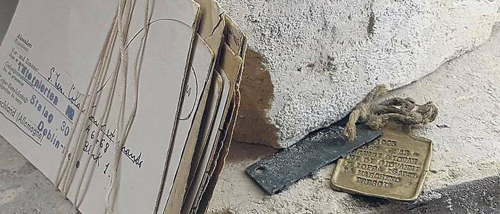 Dokumente der Not. Blechmarken zur Identifikation, ein paar Briefe. 