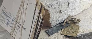 Dokumente der Not. Blechmarken zur Identifikation, ein paar Briefe.