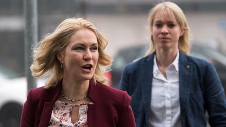 Manuela Schwesig (SPD, l) kommt am Mittwoch zur Fortsetzung der Sondierungen von Union und SPD im Konrad-Adenauer-Haus in Berlin.