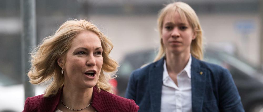 Manuela Schwesig (SPD, l) kommt am Mittwoch zur Fortsetzung der Sondierungen von Union und SPD im Konrad-Adenauer-Haus in Berlin.