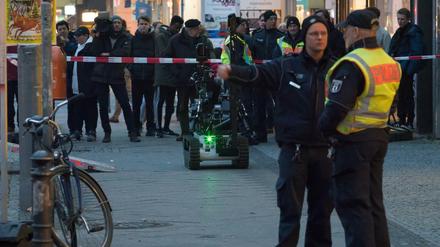 Die Polizei setzte einen Sprengstoffroboter ein, um das Paket zu untersuchen.