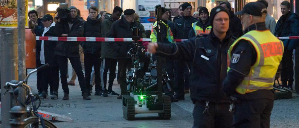 Die Polizei setzte einen Sprengstoffroboter ein, um das Paket zu untersuchen.