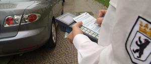 Mehr als nur Aufschreiben: Mitarbeiter des Ordnungsamts haben auch eine kommunikative Aufgabe im Berliner Kiez.