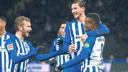 Linker Mann? Fabian Lustenberger (links) könnte in Stuttgart zusammen mit Niklas Stark (2. von rechts) die Innenverteidigung bilden.