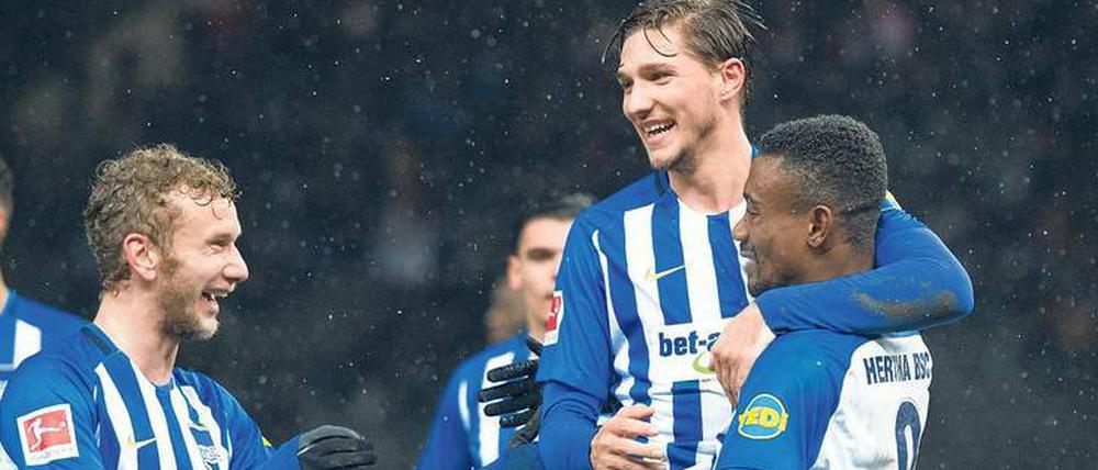 Linker Mann? Fabian Lustenberger (links) könnte in Stuttgart zusammen mit Niklas Stark (2. von rechts) die Innenverteidigung bilden.