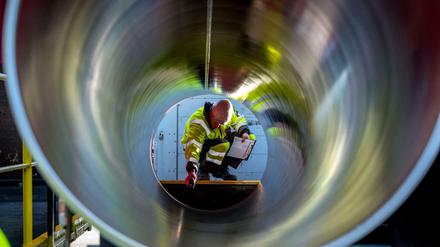 Im Hafen von Sassnitz liegen bereits die Rohre für die Gasleitung Nord Stream 2. 