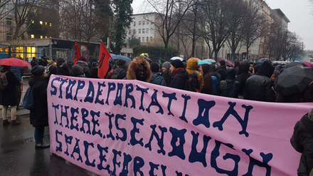Friedlicher Protest vor Ort.