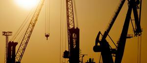 Kräne an den Hafenanlagen in Hamburg.