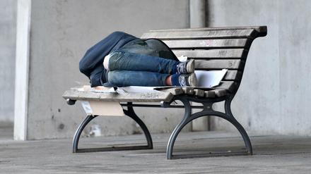 Die Bank als Bett: ein Obachloser in Berlin.