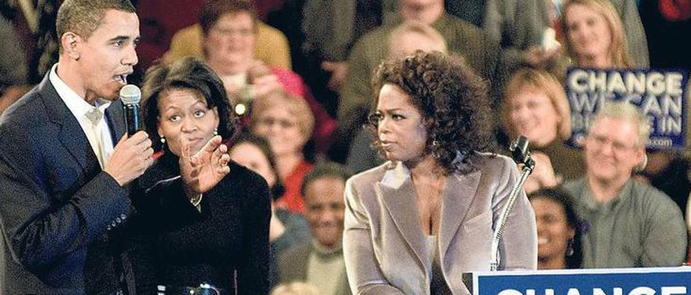 Wiedererkennungswert. US-Talkmasterin Oprah Winfrey (rechts) mit dem damaligen demokratischen Präsidentschaftskandidaten Barack Obama und Frau Michelle.