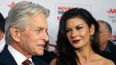 Will Schutz für die Familie. US-Schauspieler Michael Douglas und seine Frau Catherine Zeta-Jones k.2016 in Beverly Hills. 