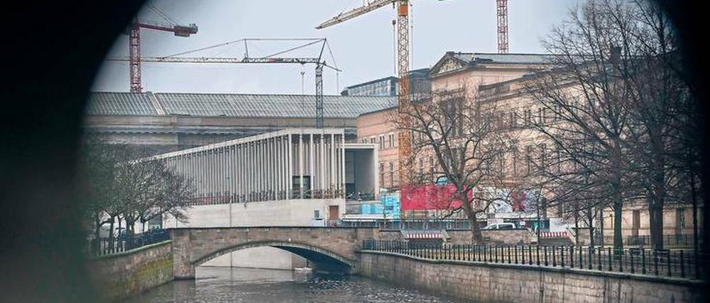 Nah am Wasser. Über dem Kupfergraben erhebt sich die James-Simon-Galerie, das Eingangsgebäude zur Museumsinsel; rechts davon das Neue Museum.
