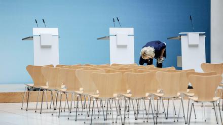 Die Rednerpulte stehen: Verkünden Merkel, Seehofer und Schulz hier eine Einigung?