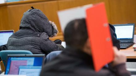 Zwei Angeklagte im Strafverfahren vor dem Landgericht. Verstoß gegen das Versammlungsgesetz, lautet der Vorwurf.