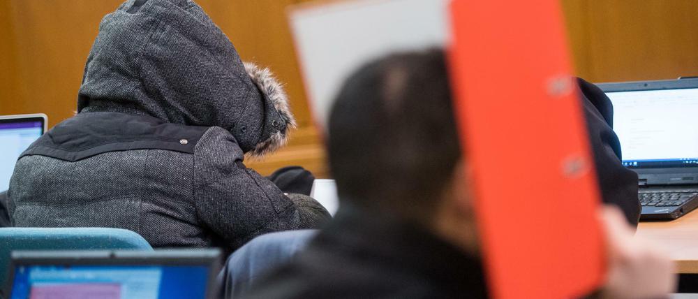 Zwei Angeklagte im Strafverfahren vor dem Landgericht. Verstoß gegen das Versammlungsgesetz, lautet der Vorwurf.