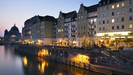 Am Spreeufer, westliche Begrenzung des Nikolaiviertels, triumphiert der historisierende Plattenbau. 