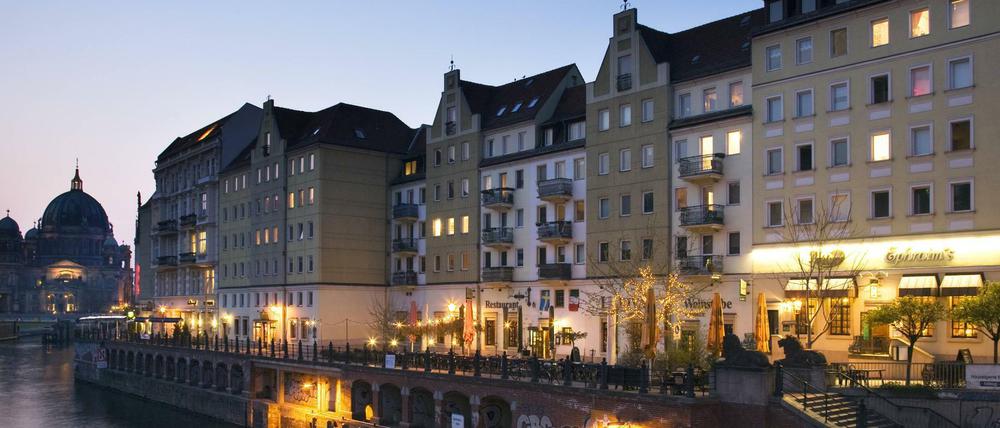Am Spreeufer, westliche Begrenzung des Nikolaiviertels, triumphiert der historisierende Plattenbau. 