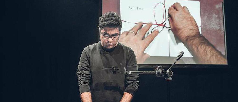 Nassim Soleimanpur schreibt Stücke, deren Text die Darsteller erst auf der Bühne kennenlernen. Der Dramatiker lebt in Berlin. 