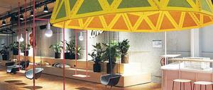 Besondere Einrichtungen: im "Kantini" kann man auf Schaukelsesseln, Barhockern und ganz normalen Stühlen essen.