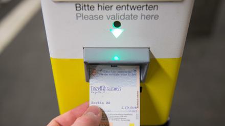 Das Sozialticket für den öffentlichen Nahverkehr kostet 27,50 Euro im Monat.